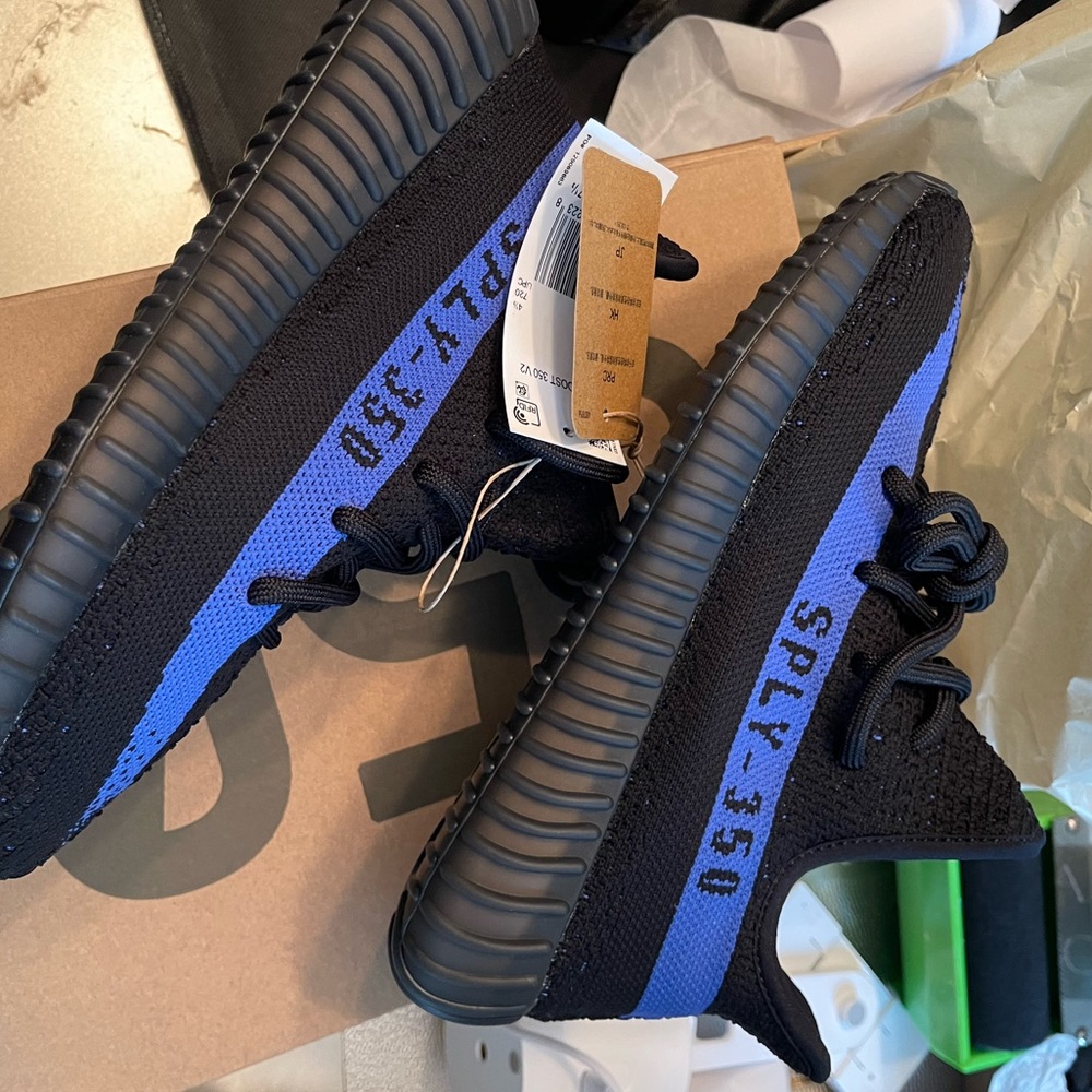 adidas Yeezy Boost 350 V2
Dazzling Blue size 4 brand new!!!